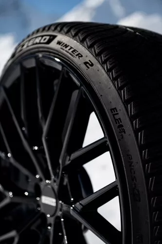 Pirelli P Zero Winter 2 Vorschaubild 2555x3840